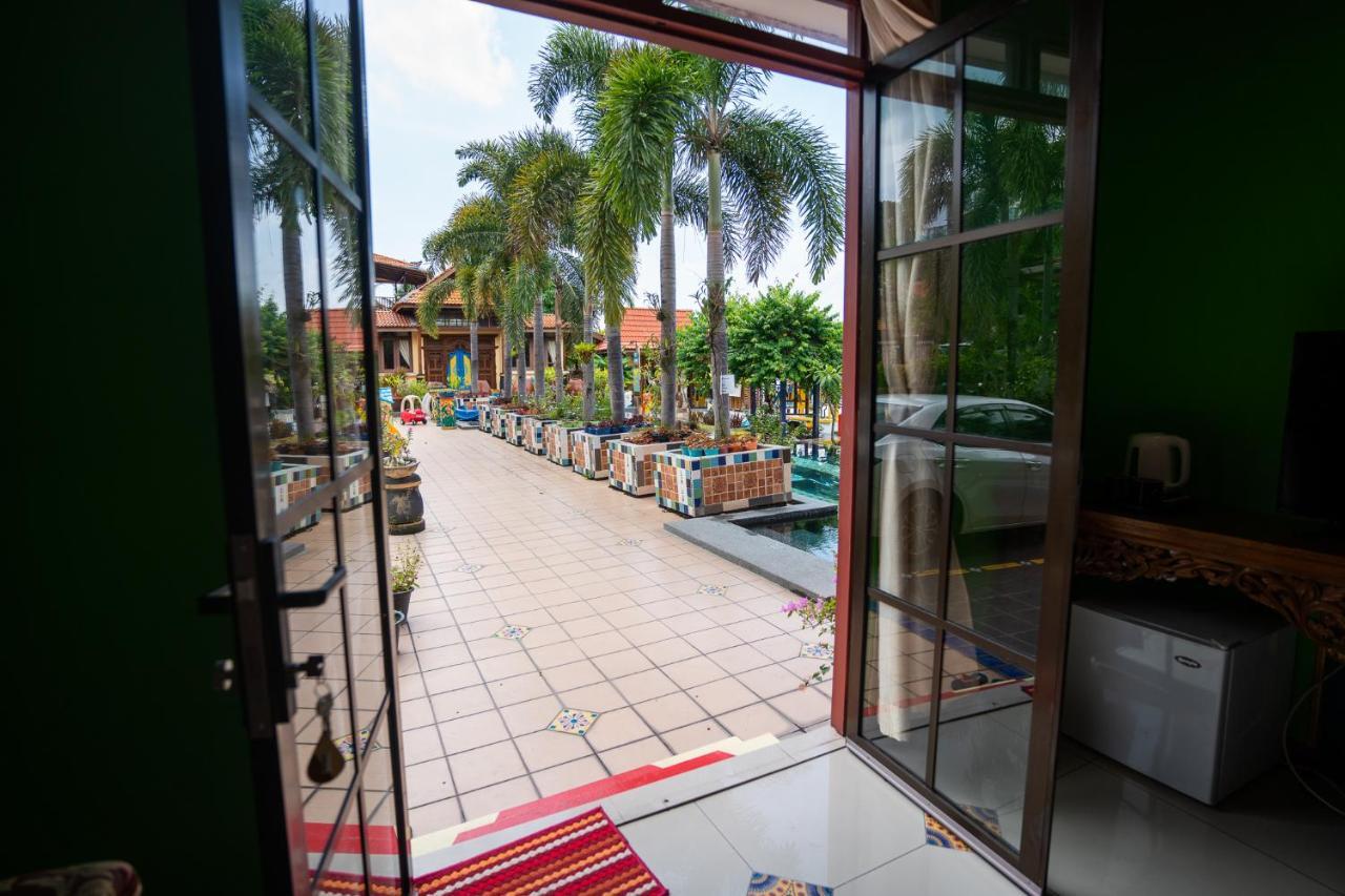 Lost Paradise Resort Batu Ferringhi Extérieur photo